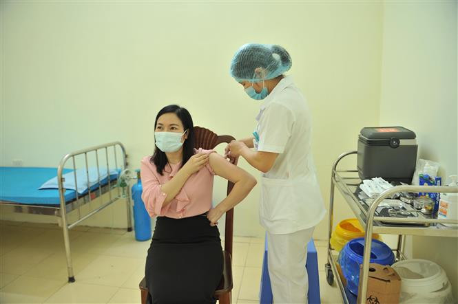 Toàn bộ các khu công nghiệp trên địa bàn tỉnh Thái Nguyên đã được phủ xanh với trên 93.00 người được tiêm vaccine phòng COVID-19. Ảnh: Trần Trang - TTXVN Thái Nguyên thành lập thêm 2 bệnh viện điều trị người mắc COVID-19 và triển khai thí điểm cách ly F1 tại nhà ảnh 3