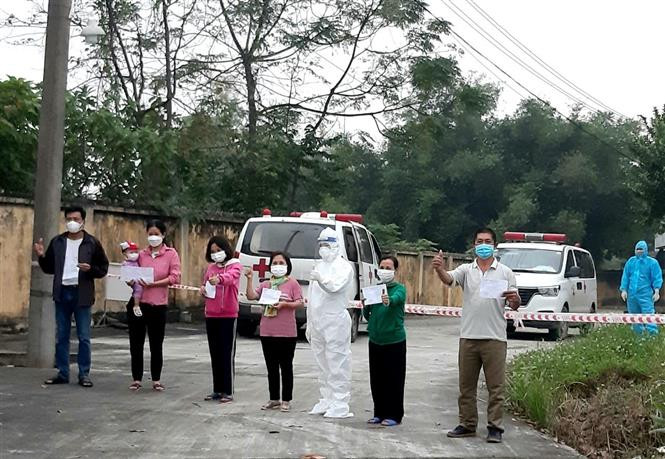 Ngày 20/11/2021, Bệnh viện điều trị COVID-19 số 1 làm thủ tục xuất viện cho 7 bệnh nhân đầu tiên được thu dung điều trị tại bệnh viện này. Ảnh: Thu Hằng - TTXVN Thái Nguyên thành lập thêm 2 bệnh viện điều trị người mắc COVID-19 và triển khai thí điểm cách ly F1 tại nhà ảnh 2