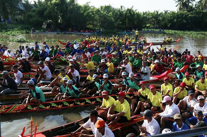 Các đội tham gia đua ghe ngo tề tựu đông đủ trên kênh Chắc Kha, sẵn sàng cho cuộc đua đầy hấp dẫn . Ảnh: Lê Sen - TTXVN Tổ chức đua ghe ngo mừng Tết Chôl Chnăm Thmây ở Kiên Giang ảnh 1