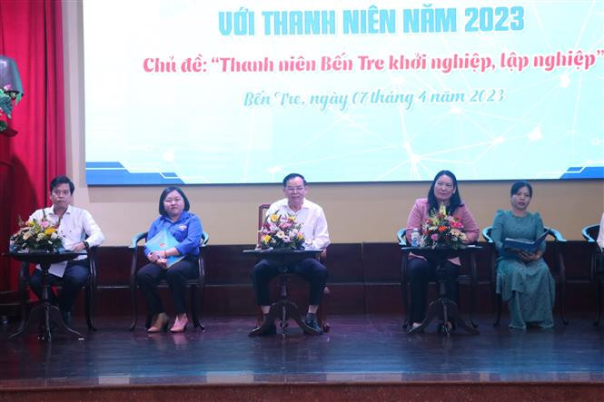 Chủ tịch Ủy ban Nhân dân tỉnh Bến Tre Trần Ngọc Tam (thứ 3 từ trái sang) và các ban ngành lắng nghe và giải đáp cặn kẽ các nội dung tại buổi đối thoại. Ảnh: Chương Đài - TTXVN Tuổi trẻ Bến Tre phát triển toàn diện, đi đầu trong công cuộc xây dựng, bảo vệ Tổ quốc ảnh 2
