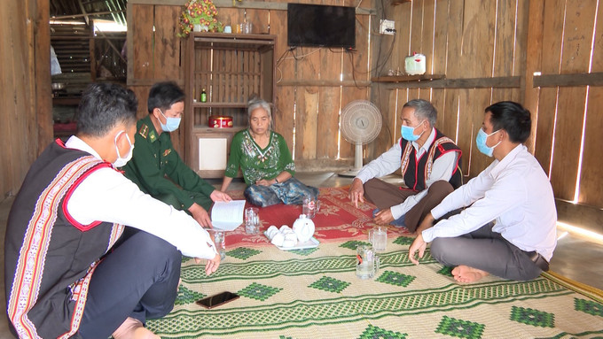 Trong đợt cao điểm của dịch COVID-19, Già làng A Lào (làng Đăk Răng, xã Pờ Y, huyện Ngọc Hồi, tỉnh Kon Tum) thường xuyên cùng lực lượng Bộ đội Biên phòng đi từng nhà để tuyên truyền người dân đảm bảo công tác phòng chống dịch tại khu vực giáp biên, ngăn chặn tình trạng xuất nhập cảnh trái phép. Phát huy vai trò người có uy tín trong vùng dân tộc thiểu số ở biên giới ảnh 2