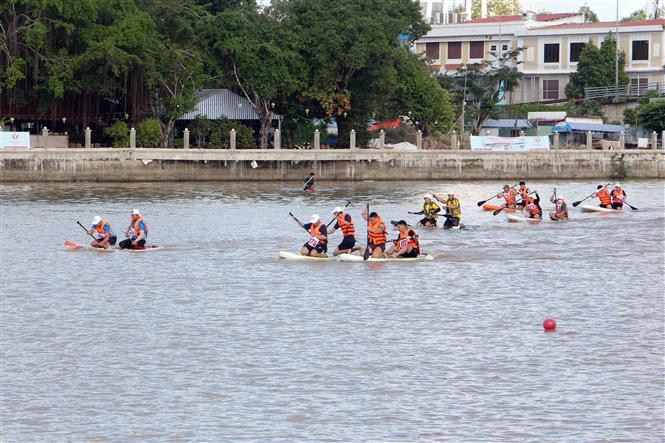 Giải đua bắt đầu với nội dung thi đấu đôi nam. Ảnh: Trung Kiên - TTXVN Giải đua thuyền ván SUP thành phố Cần Thơ thu hút nhiều người tham gia ảnh 2