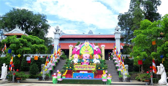 Tổ đình Tường Vân (Thừa Thiên – Huế) được trang trí rực rỡ để đón đại lễ Phật đản - Phật lịch 2566. Ảnh: Tường Vi - TTXVN Lắng lòng thông điệp Phật đản 2022 ảnh 7