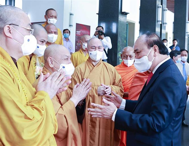 Chủ tịch nước Nguyễn Xuân Phúc với các đại biểu Hội đồng Trị sự Trung ương Giáo hội Phật giáo Việt Nam trong dịp Đại lễ Phật đản 2021 - Phật lịch 2565. Ảnh: Thống Nhất – TTXVN Lắng lòng thông điệp Phật đản 2022 ảnh 6