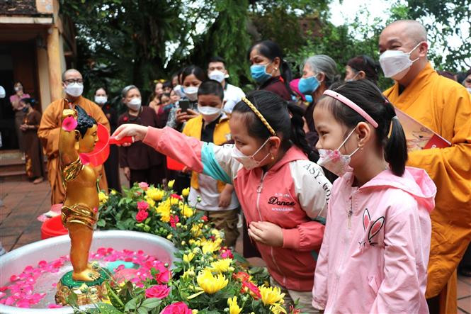 Nhân dịp Lễ Phật đản phật lịch 2566, Dương lịch 2022, Giáo hội Phật giáo Việt Nam tỉnh Hà Giang đã tổ chức nhiều hoạt động mừng Đại lễ Phật đản với không khí trang trọng và đảm bảo an toàn phòng, chống dịch COVID-19. Trong ảnh: Nghi thức tắm phật tại Lễ Phật đản ở Chùa Sùng Khánh, xã Đạo Đức, huyện Vị Xuyên (Hà Giang). Ảnh: Minh Tâm - TTXVN Lắng lòng thông điệp Phật đản 2022 ảnh 8