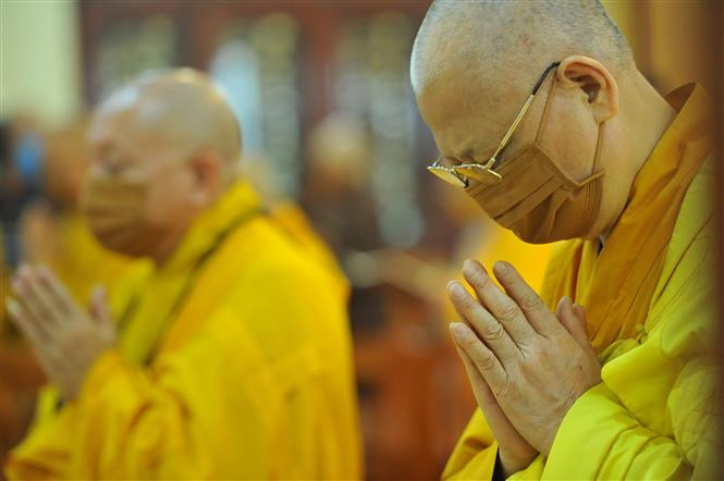 Các hoà thượng và chư tôn đức chùa Quán Sứ (Hà Nội) tụng kinh Chuyển pháp luân trong Lễ Phật đản năm 2021 - Phật lịch 2565. Ảnh: Minh Đức - TTXVN Lắng lòng thông điệp Phật đản 2022 ảnh 3