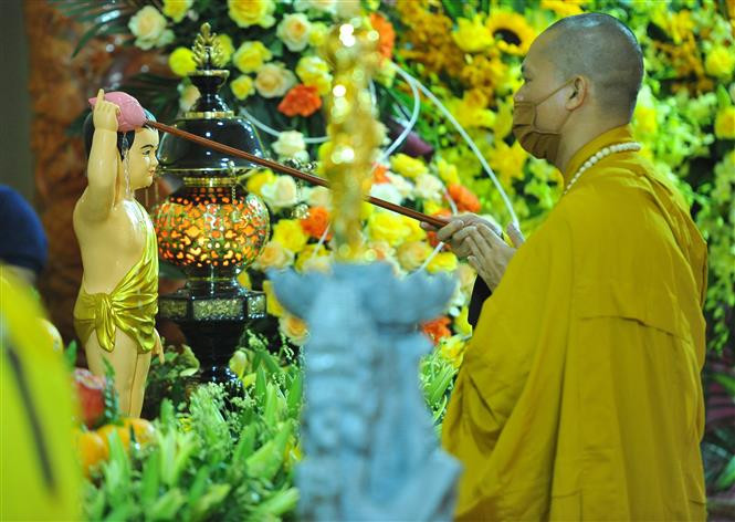 Tắm Phật đản, một nghi thức không thể thiếu trong mỗi dịp lễ Phật đản. Ảnh: Minh Đức - TTXVN Lắng lòng thông điệp Phật đản 2022 ảnh 1