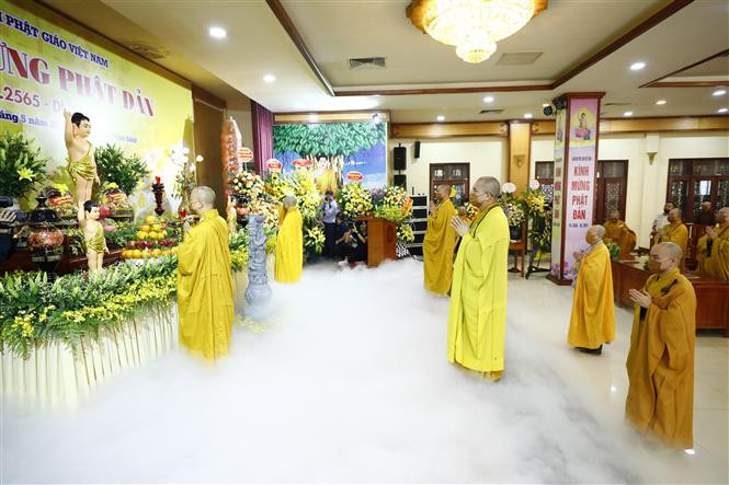 Các hoà thượng và chư tôn đức chùa Quán Sứ (Hà Nội) thực hiện nghi lễ tắm Phật đản sinh tại Lễ Phật đản năm 2021 - Phật lịch 2565. Ảnh: Minh Đức - TTXVN Lắng lòng thông điệp Phật đản 2022 ảnh 2