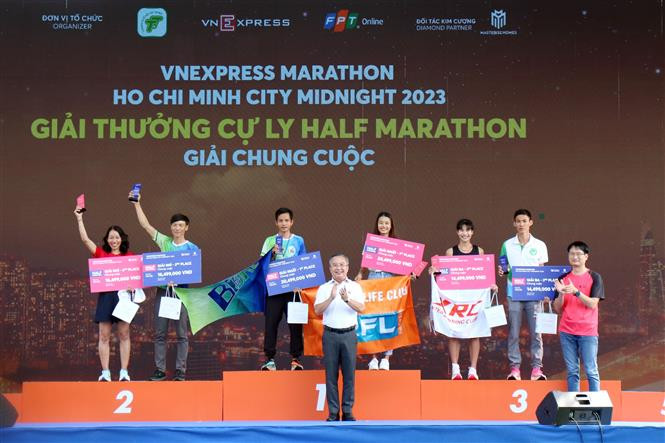 Trao giải cho các vận động viên về nhất chung cuộc cự ly 21 km. Ảnh: Tiến Lực – TTXVN Sôi nổi giải chạy đêm Thành phố Hồ Chí Minh năm 2023 ảnh 3