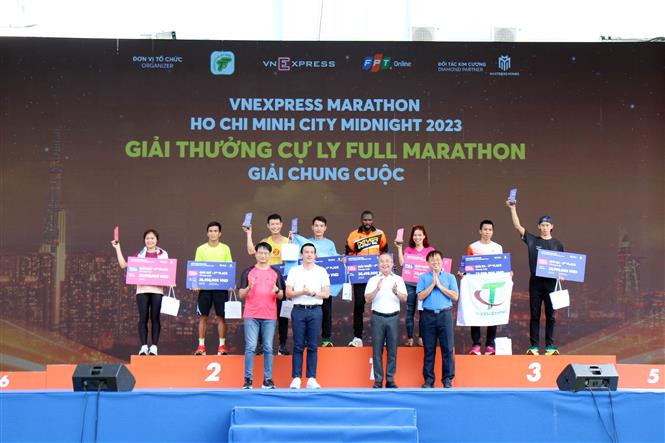 Trao giải cho các vận động viên về nhất chung cuộc cự ly 42 km. Ảnh: Tiến Lực – TTXVN Sôi nổi giải chạy đêm Thành phố Hồ Chí Minh năm 2023 ảnh 2