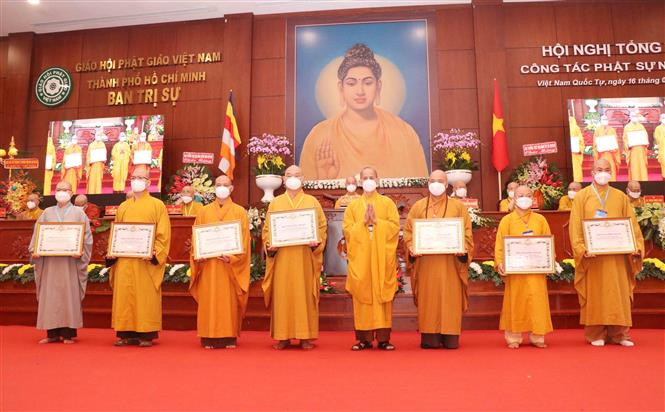 Trao tặng Bằng Tuyên dương Công đức của Giáo hội Phật giáo Việt Nam cho các cá nhân thuộc Giáo hội Phật giáo Việt Nam Thành phố có thành tích xuất sắc trong công tác phật sự năm 2021. Ảnh: Xuân Khu-TTXVN Giáo hội Phật giáo Việt Nam Thành phố Hồ Chí Minh tích cực làm từ thiện và hỗ trợ phòng, chống dịch ảnh 4