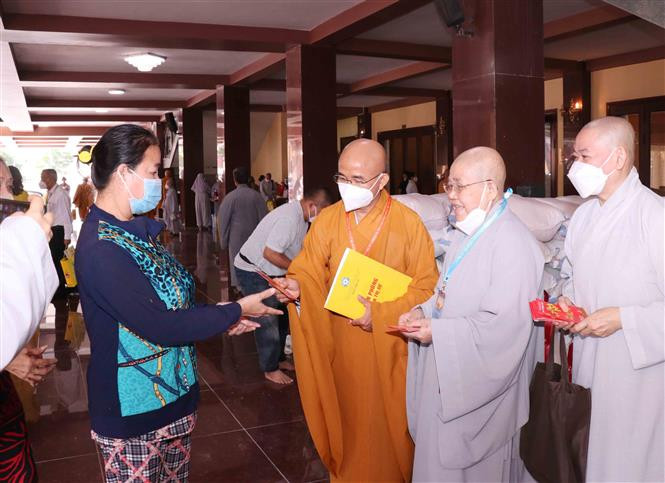 Nhân dịp này, Ban Từ thiện xã hội Giáo hội Phật giáo Việt Nam Thành phố Hồ Chí Minh phối hợp cùng một số tự viện tổ chức trao tặng 1.000 phần quà cho người dân có hoàn cảnh khó khăn trên địa bàn Thành phố. Ảnh: Xuân Khu-TTXVN Giáo hội Phật giáo Việt Nam Thành phố Hồ Chí Minh tích cực làm từ thiện và hỗ trợ phòng, chống dịch ảnh 6