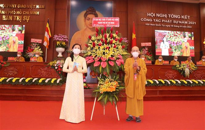 Bà Phan Kiều Thanh Hương, Phó Chủ tịch Ủy ban MTTQ Việt Nam Thành phố Hồ Chí Minh tặng hoa chúc mừng Hội nghị. Ảnh: Xuân Khu-TTXVN Giáo hội Phật giáo Việt Nam Thành phố Hồ Chí Minh tích cực làm từ thiện và hỗ trợ phòng, chống dịch ảnh 3
