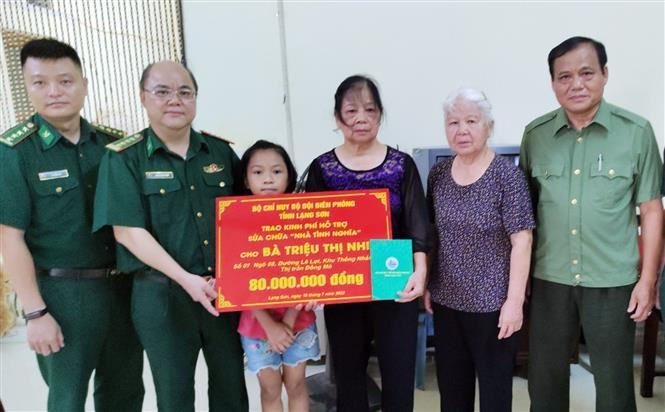 Đại tá Lương Mạnh Vông, Chủ nhiệm Chính trị Bộ đội Biên phòng tỉnh Lạng Sơn, thăm hỏi, trao biển tượng trưng hỗ trợ sửa chữa "Nhà tình nghĩa" cho gia đình liệt sĩ Triệu Toàn Tăng ở thị trấn Đồng Mỏ, huyện Chi Lăng. Ảnh: TTXVN phát Dấu ấn người lính quân hàm xanh Xứ Lạng ảnh 6