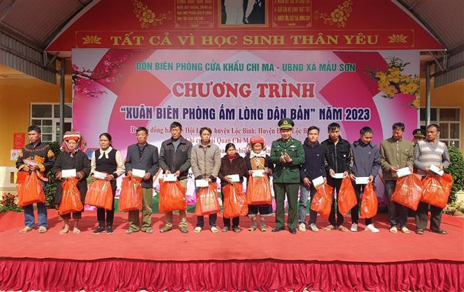 Cán bộ, chiến sĩ Đồn Biên phòng Chi Ma tặng quà Tết cho các gia đình chính sách, khó khăn, tự quản đường biên xã biên giới Mẫu Sơn nhân dịp Xuân Quý Mão. Ảnh: Anh Tuấn – TTXVN Dấu ấn người lính quân hàm xanh Xứ Lạng ảnh 5