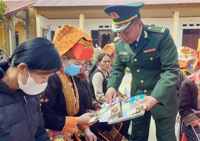 Cán bộ, chiến sĩ Đồn Biên phòng Chi Ma tuyên truyền, phổ biến pháp luật cho người dân trên địa bàn. Ảnh: Anh Tuấn – TTXVN Dấu ấn người lính quân hàm xanh Xứ Lạng ảnh 3