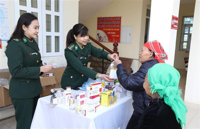Bộ đội Biên phòng tỉnh Lạng Sơn tổ chức cấp thuốc miễn phí cho người dân xã Thanh Lòa, huyện Cao Lộc. Ảnh: Anh Tuấn – TTXVN Dấu ấn người lính quân hàm xanh Xứ Lạng ảnh 7