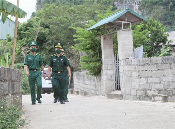 Cán bộ chiến sỹ Đồn Biên phòng Tân Thanh xuống thôn bản làm công tác dân vận. Ảnh: Quang Duy - TTXVN Dấu ấn người lính quân hàm xanh Xứ Lạng ảnh 2