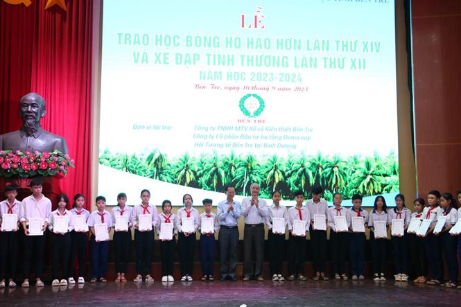 Trao 180 suất học bổng Hồ Hảo Hớn cho học sinh Trung học cơ sở trên địa bàn tỉnh Bến Tre. Ảnh: Chương Đài - TTXVN Bến Tre trao 460 suất học bổng Hồ Hảo Hớn ảnh 3