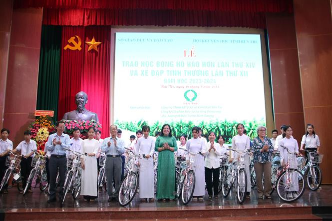Hội Tương tế Bến Tre tại Bình Dương trao 30 xe đạp cho các học sinh có hoàn cảnh khó khăn năm học 2023 - 2024. Ảnh: Chương Đài - TTXVN Bến Tre trao 460 suất học bổng Hồ Hảo Hớn ảnh 1