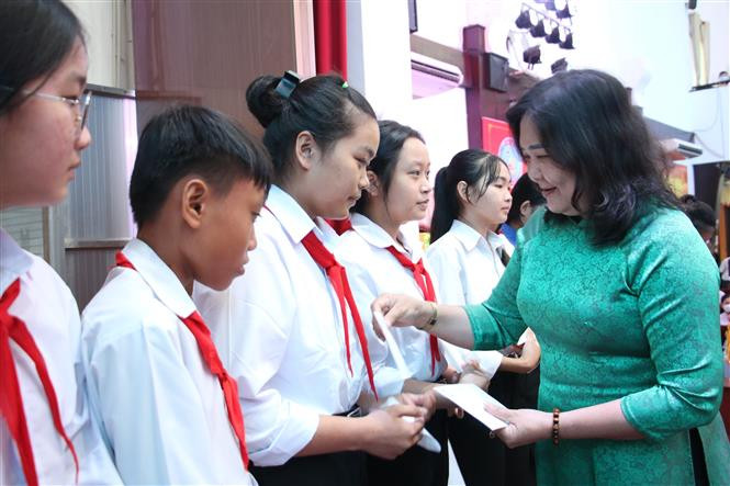Phó Bí thư Thường trực Tỉnh ủy Bến Tre Hồ Thị Hoàng Yến (phải) trao học bổng cho các học sinh. Ảnh: Chương Đài - TTXVN Bến Tre trao 460 suất học bổng Hồ Hảo Hớn ảnh 2