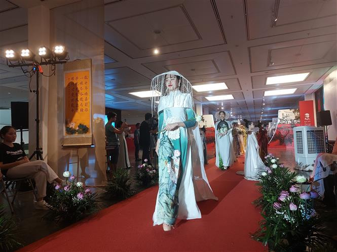 Các người mẫu trình diễn bộ sưu tập thời trang chủ đề Sen. Ảnh: Đinh Thuận - TTXVN Tôn vinh vẻ đẹp hoa sen trong đời sống văn hóa Việt ảnh 3