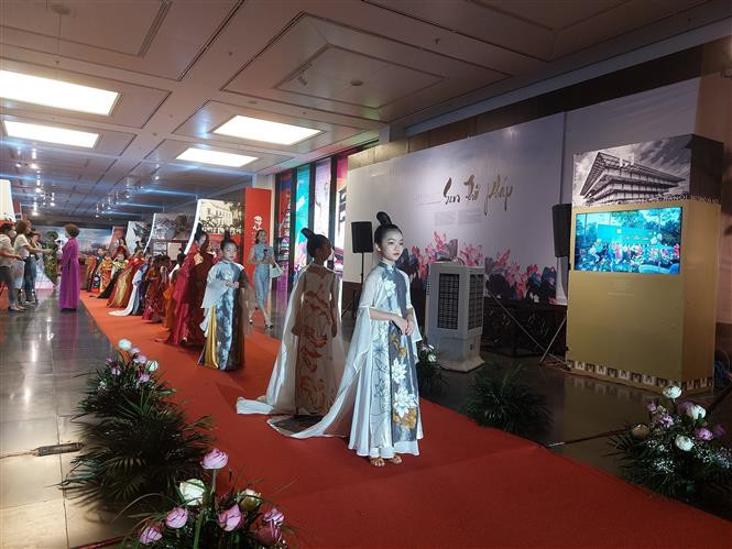 Trình diễn bộ sưu tập thời trang chủ đề Sen. Ảnh: Đinh Thuận - TTXVN Tôn vinh vẻ đẹp hoa sen trong đời sống văn hóa Việt ảnh 2