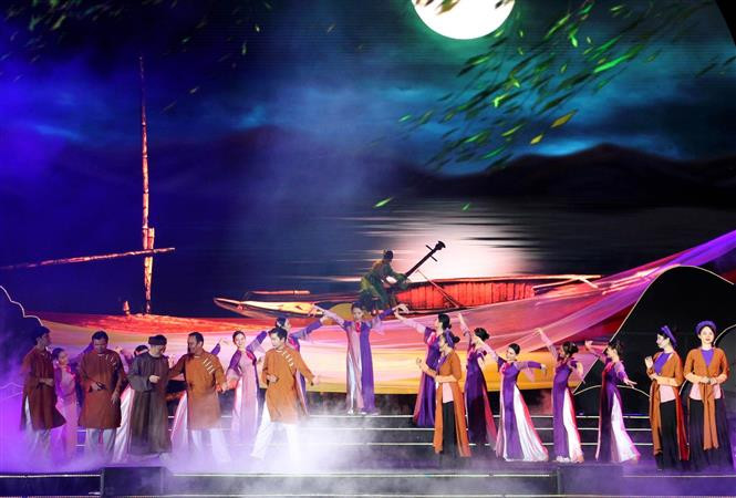 Festival Dân ca ví, giặm Nghệ Tĩnh 2023 là sự kiện văn hóa lớn, nơi kết nối những tinh hoa, bản sắc văn hóa dân tộc đại diện cho nhiều vùng miền về hội tụ, giao hòa trên mảnh đất Nghệ An. Ảnh: Văn Tý - TTXVN Festival Dân ca Ví, Giặm Nghệ Tĩnh 2023 - Tinh hoa tỏa sáng ảnh 3