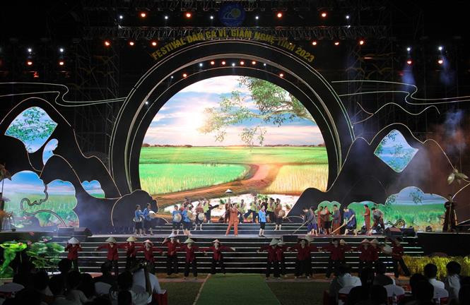 Một tiết mục ví, giặm được biểu diễn tại đêm khai mạc Festival Dân ca ví, giặm Nghệ Tĩnh 2023 có yếu tố văn hóa bản địa kết hợp các màn biểu diễn với những công nghệ hiện đại. Ảnh: Văn Tý - TTXVN Festival Dân ca Ví, Giặm Nghệ Tĩnh 2023 - Tinh hoa tỏa sáng ảnh 2
