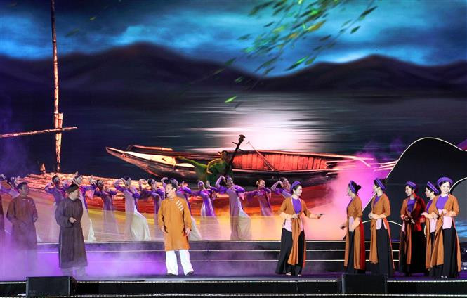 Một tiết mục ví, giặm đặc sắc được biểu diễn tại đêm khai mạc Festival Dân ca ví, giặm Nghệ Tĩnh 2023. Ảnh: Văn Tý - TTXVN Festival Dân ca Ví, Giặm Nghệ Tĩnh 2023 - Tinh hoa tỏa sáng ảnh 1