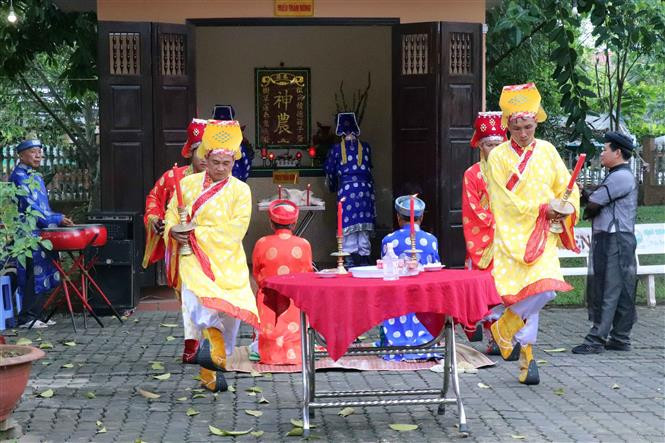 Một nghi thức trong lễ hội. Ảnh: Trung Kiên - TTXVN Cần Thơ: Tổ chức trở lại Lễ hội Kỳ Yên Thượng Điền Đình Thần Tân An ảnh 2