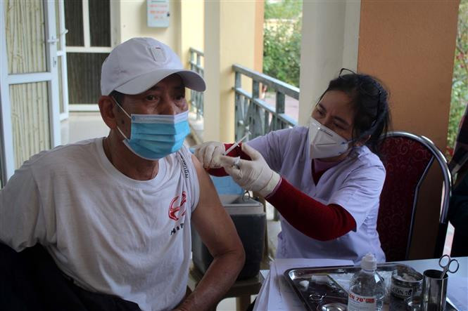 Nhân viên y tế tiêm vaccine phòng dịch COVID-19 cho người dân tại Thanh Hóa. Ảnh: Nguyễn Nam - TTXVN Dịch COVID-19: Ngày 10/12, cả nước có hơn 400 ca mắc COVID-19 mới, gần 70 ca nặng đang thở ô xy ảnh 1