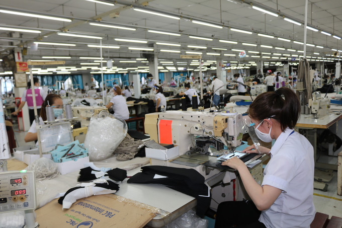 Công nhân làm việc tại Khu công nghiệp Hòa Bình, thành phố Kon Tum Kon Tum đẩy mạnh thu hút đầu tư ảnh 1