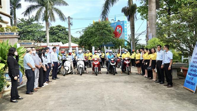 Bảo hiểm Xã hội tỉnh Gia Lai phối hợp với Bưu điện tỉnh tổ chức Lễ ra quân trên địa bàn, với chủ đề “Bảo hiểm xã hội - điểm tựa của bạn và gia đình”. Ảnh: Hoài Nam – TTXVN Gia Lai phấn đấu 90% dân số tham gia bảo hiểm y tế ảnh 1