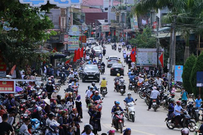 Trung tâm huyện Mù Cang Chải đông vui tấp nập trong ngày Tết Độc lập. Ảnh: Việt Dũng - TTXVN 77 năm Quốc khánh: Tưng bừng các hoạt động mừng Tết Độc lập ở Mù Cang Chải ảnh 2