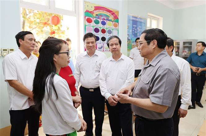 Thủ tướng Phạm Minh Chính thăm hỏi giáo viên Trường Tiểu học thị trấn Yên Lập, huyện Yên Lập. Ảnh: Dương Giang - TTXVN Thủ tướng Phạm Minh Chính kiểm tra công tác chuẩn bị năm học mới tại Phú Thọ ảnh 1