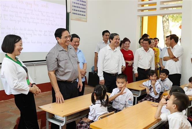 Thủ tướng Phạm Minh Chính thăm hỏi, động viên giáo viên, học sinh Trường Tiểu học thị trấn Yên Lập, huyện Yên Lập. Ảnh: Dương Giang - TTXVN Thủ tướng Phạm Minh Chính kiểm tra công tác chuẩn bị năm học mới tại Phú Thọ ảnh 3