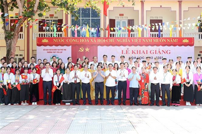 Thủ tướng Phạm Minh Chính với giáo viên, học sinh Trường THPT Yên Lập, huyện Yên Lập . Ảnh: Dương Giang - TTXVN Thủ tướng Phạm Minh Chính kiểm tra công tác chuẩn bị năm học mới tại Phú Thọ ảnh 6