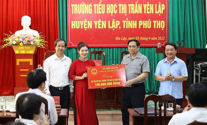 Thủ tướng Phạm Minh Chính tặng Quỹ khuyến học Trường Tiểu học thị trấn Yên Lập, huyện Yên Lập. Ảnh: Dương Giang - TTXVN Thủ tướng Phạm Minh Chính kiểm tra công tác chuẩn bị năm học mới tại Phú Thọ ảnh 7