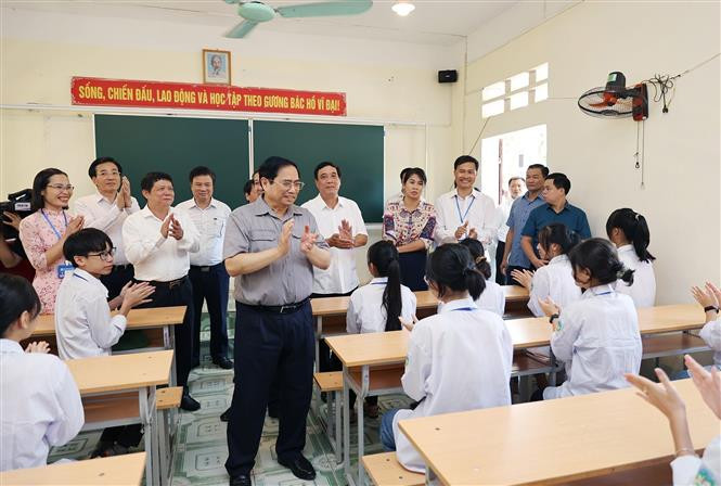 Thủ tướng Phạm Minh Chính động viên, khuyến khích học sinh Trường THPT Yên Lập, huyện Yên Lập. Ảnh: Dương Giang - TTXVN Thủ tướng Phạm Minh Chính kiểm tra công tác chuẩn bị năm học mới tại Phú Thọ ảnh 5