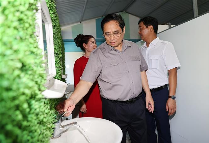 Thủ tướng Phạm Minh Chính kiểm tra cơ sở vật chất của Trường Tiểu học thị trấn Yên Lập, huyện Yên Lập. Ảnh: Dương Giang - TTXVN Thủ tướng Phạm Minh Chính kiểm tra công tác chuẩn bị năm học mới tại Phú Thọ ảnh 2