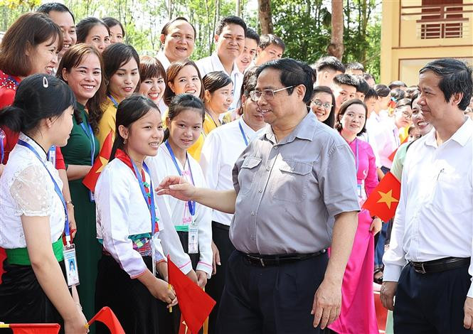 Thủ tướng Phạm Minh Chính với giáo viên, học sinh Trường THPT Yên Lập, huyện Yên Lập. Ảnh: Dương Giang - TTXVN Thủ tướng Phạm Minh Chính kiểm tra công tác chuẩn bị năm học mới tại Phú Thọ ảnh 4