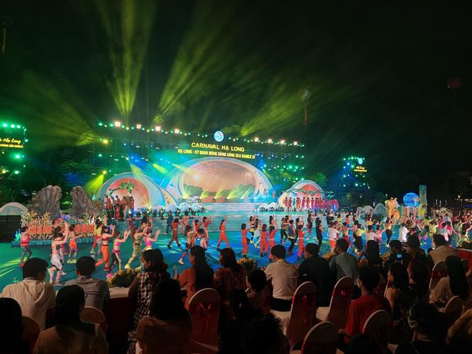Lễ hội Carnaval Hạ Long 2022 thu hút hàng chục nghìn người dân và du khách. Ảnh: Thanh Vân - TTXVN Kinh tế ban đêm - Bài cuối: Giữ gìn các giá trị ảnh 2