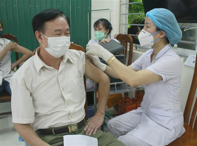Tiêm vaccine COVID-19 cho cán bộ, giáo viên tại Trung tâm y tế thành phố Ninh Bình, tỉnh Ninh Bình. Ảnh: Thùy Dung - TTXVN Dịch COVID19: Ngày 1/9, số bệnh nhân khỏi bệnh cao gấp hơn 3 lần số mắc mới; tỷ lệ tiêm mũi 2 cho trẻ từ 5-11 tuổi còn thấp ảnh 1