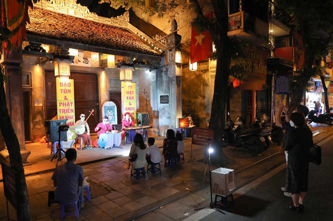 Người dân và du khách xem biểu diễn hát xẩm trên phố đi bộ quận Hoàn Kiếm, Hà Nội. Ảnh: Thanh Tùng - TTXVN Kinh tế ban đêm - Bài cuối: Giữ gìn các giá trị ảnh 1