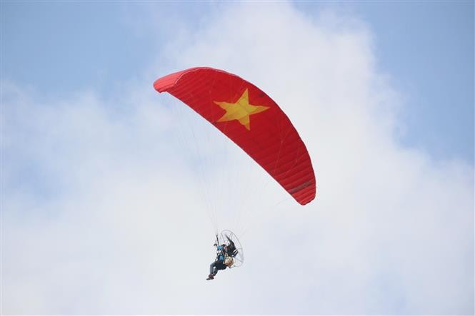 Phần trình diễn dù lượn trong khuôn khổ lễ hội. Ảnh: Thu Hương - TTXVN 77 năm Quốc khánh: Tết Độc lập ở Thành phố mang tên Bác ảnh 4