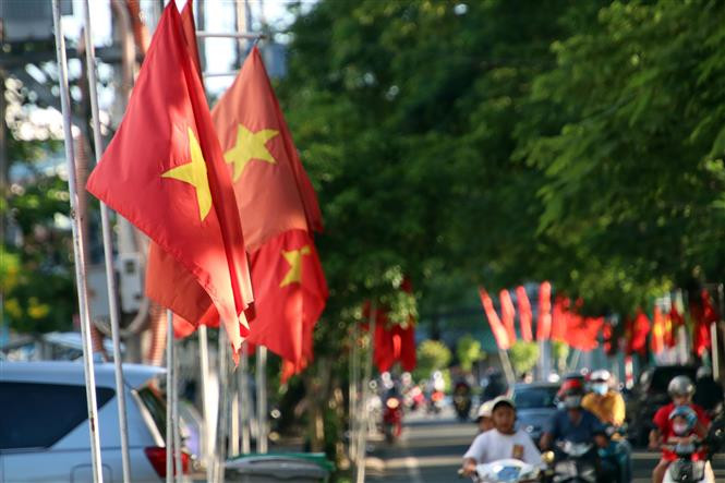 Những lá cờ đỏ sao vàng tung bay trên tuyến đường Lưu Tấn Tài, Phường 5, thành phố Cà Mau. Ảnh: Kim Há-TTXVN Tạo môi trường an toàn cho du khách khi đến với Đất Mũi - Cà Mau ảnh 2