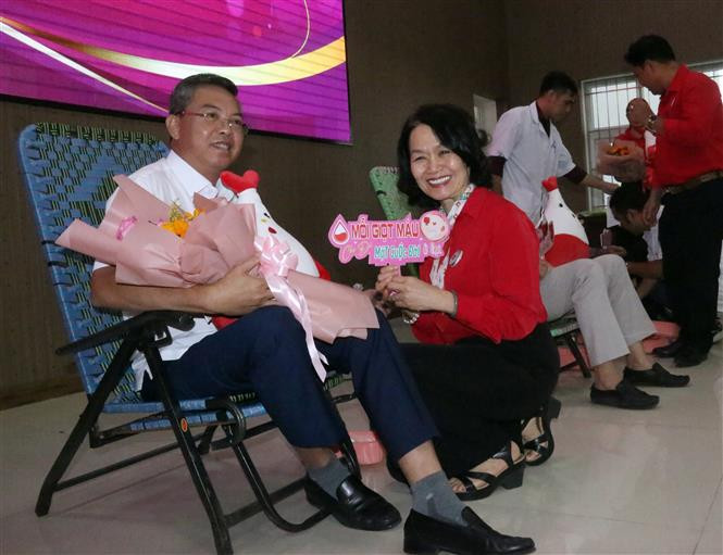 Chủ tịch Hội Chữ thập đỏ Việt Nam Bùi Thị Hòa tặng hoa cho Phó Chủ tịch UBND tỉnh Nguyễn Lưu Trung tham gia hiến máu tình nguyện. Ảnh: Lê Sen - TTXVN Lễ hội Xuân hồng 2024: Gần 600 người tham gia hiến máu tình nguyện tại Kiên Giang ảnh 1