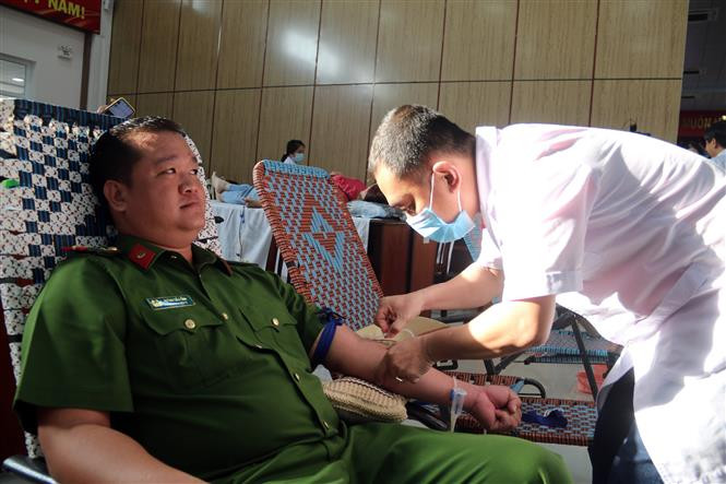 Các tình nguyện viên tham gia hiến máu. Ảnh: Lê Sen - TTXVN Lễ hội Xuân hồng 2024: Gần 600 người tham gia hiến máu tình nguyện tại Kiên Giang ảnh 3