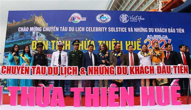 Đón những du khách đầu tiên đến tỉnh Thừa Thiên - Huế bằng đường biển năm 2024. Ảnh: Tường Vi - TTXVN Đón 2.700 khách du lịch đầu tiên đến Huế bằng đường hàng hải năm 2024 ảnh 1